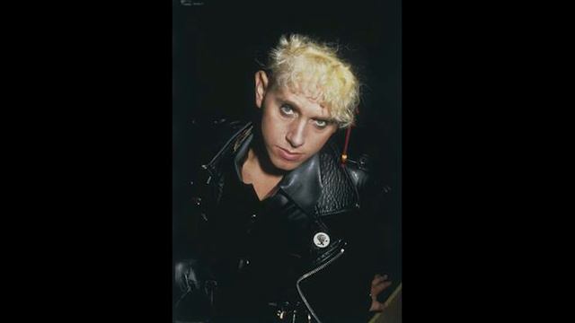 Martin Gore - Smile In A Crowd (Walk In The Rain Mix) смотреть онлайн