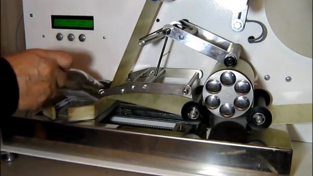 Наклейка этикеток на плоскую тару смотреть онлайн