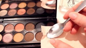 ЛАЙФХАК: Как починить РАЗБИТЫЕ ТЕНИ, ПУДРУ, РУМЯНА ЗА 3 МИНУТЫ с помощью парфюма?