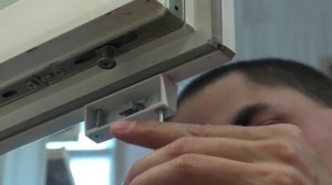 Детский замок на пластиковое окно. Установка своими руками