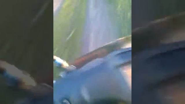 на скутере, по полю, снимая при этом видео(чуть не убился "фаршик") смотреть онлайн