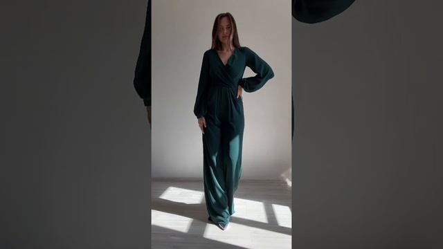 Комбинезон на девушке зелёный изумрудный летний шелковый комбинезон размер 42-44 смотреть онлайн