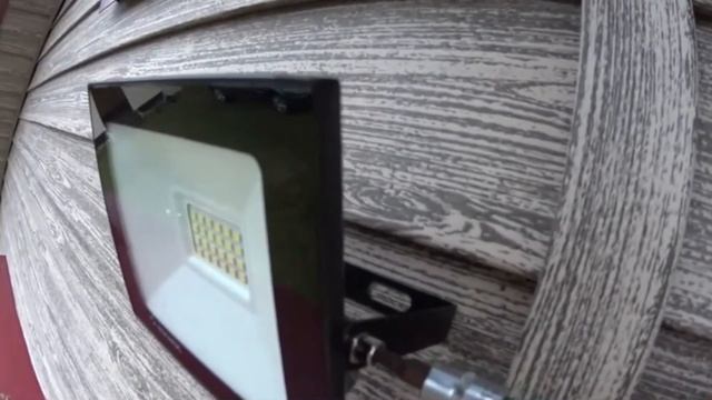 Прожектор с датчиком движения. смотреть онлайн