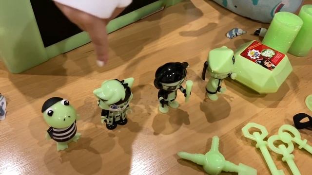 Ryan’s World Glow in the Dark Mystery Treasure Chest Unboxing смотреть онлайн