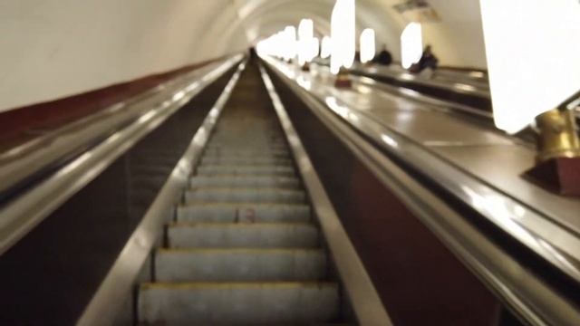 Кто быстрее приедет на вокзал Метро или автомобиль смотреть онлайн