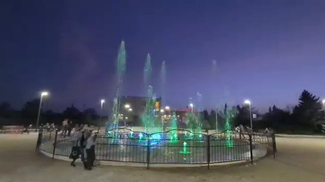 в московском районе по вечерам включают поющий фонтан😁 смотреть онлайн