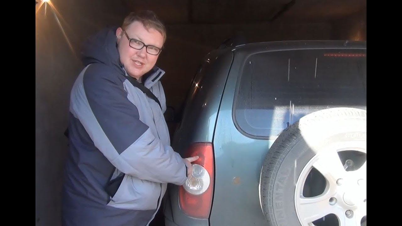 Замена лампы А 12-21-3 (P21W) задних стоп сигналов в автомобиле Шевроле Нива смотреть онлайн