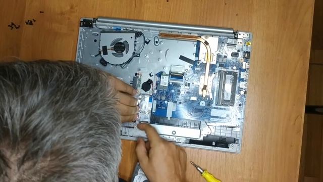 Разборка Lenovo IdeaPad 320-15IKB. Замена матрицы и ремонт корпуса. смотреть онлайн