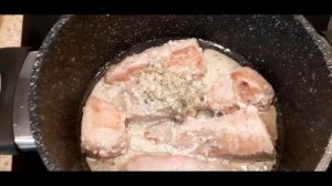 ТУНЕЦ В АРОМАТНОМ СЛИВОЧНОМ СОУСЕ С САЛАТОМ ИЗ РУККОЛЫ