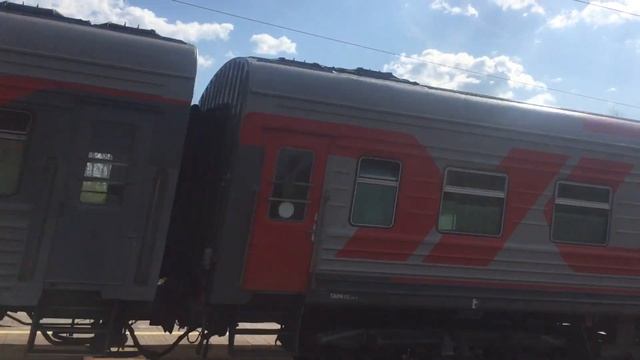 Электровоз ЭП1М-502 со скорым поездом Санкт-Петербург-Челябинск. смотреть онлайн