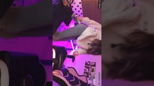 СТРИМЕРША КАРИНА СУЕТ СЕБЕ В ПОПУ МИКРОФОН