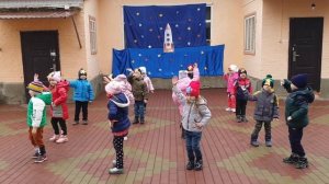 Флешмоб ко Дню космонавтики  Средняя группа "Цветик семицветик"