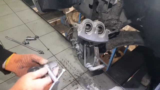 Субару Форестер 2.0 (SUBARU FORESTER) замена передних тормозных колодок смотреть онлайн