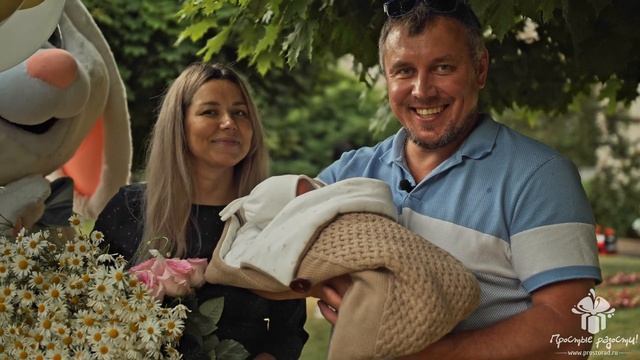 Выписка из роддома - семью встречает зайчик! © www.prostorad.ru смотреть онлайн