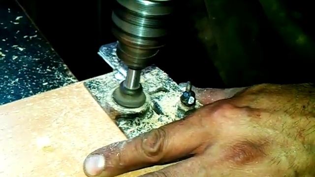 Самодельный кондуктор для эксцентриковой мебельной стяжки смотреть онлайн