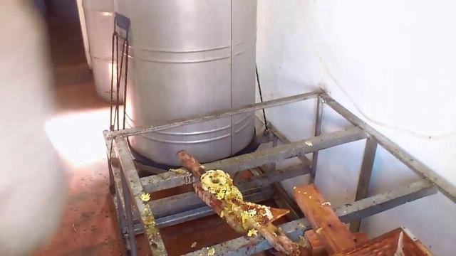 Как откачивать мёд из корпусных ульев смотреть онлайн