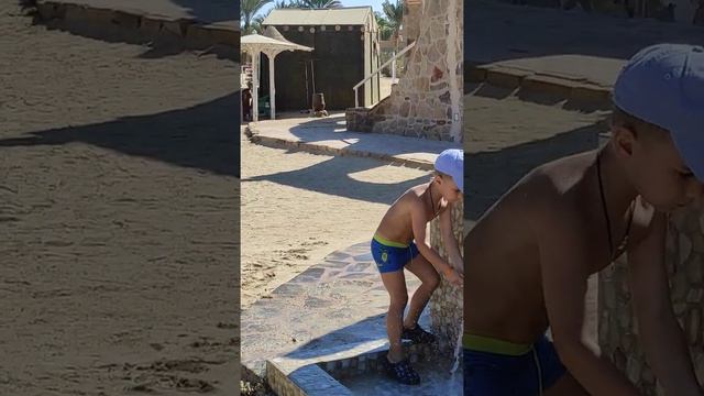 Осторожно !! Работает скрытая камера !! Александрик самостоятельно принимает душ !! смотреть онлайн