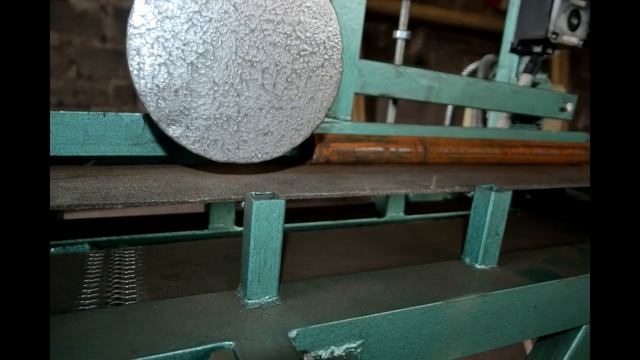 Самодельный станок для четырехсторонней очистки труб от ржавчины смотреть онлайн