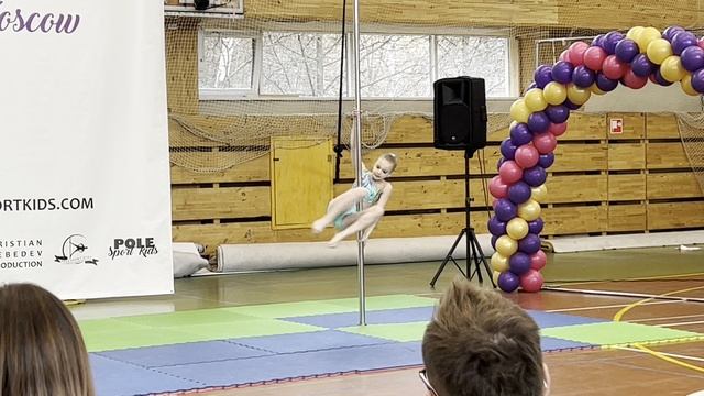 Выступление на соревнованиях по воздушной гимнастике 8 смотреть онлайн