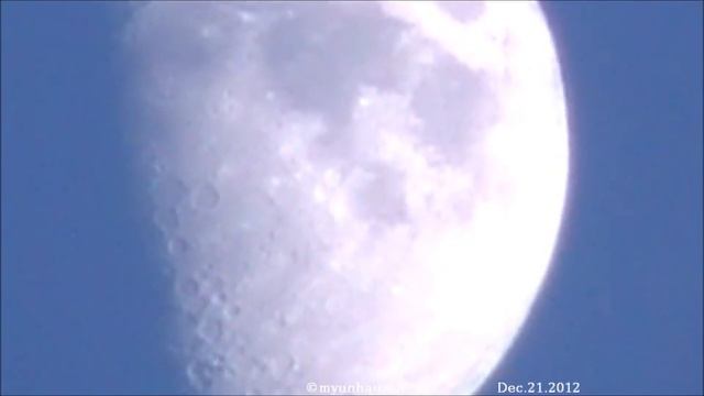 Moon in the daytime over Snezhinsk, Russia - December 21, 2012. смотреть онлайн