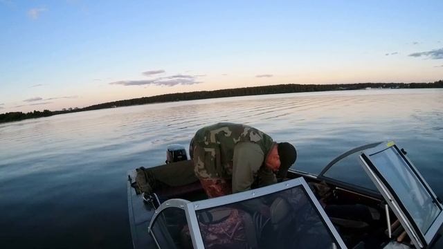 Первый СОМ НА КВОК . АВГУСТ РЫБАЛКА .Ночная ловля сома С ЛОДКИ . смотреть онлайн