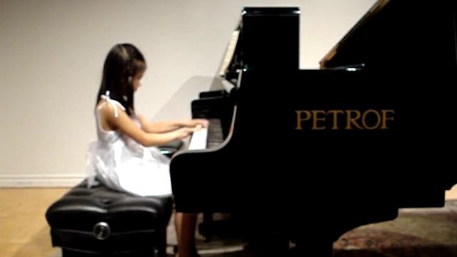 Pink Panther on Piano by 6-year-old Sienna смотреть онлайн