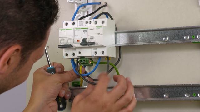 ¿Cómo instalar un limitador de sobretensiones transitorias de Schneider Electric? смотреть онлайн
