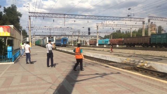 Тараз(Джамбул) Видео-панорама на перроне ж/д Вокзала смотреть онлайн