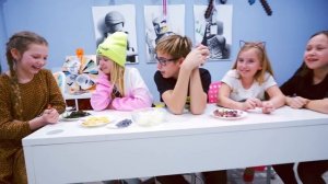 Богатые школьники и ДОМАШНЕЕ ОБУЧЕНИЕ! Кто хуже ПОВТОРИТ тот получит ДВА! - Мы семья в ШКОЛЕ