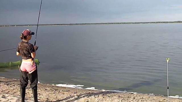 Ловля карася в мае на фидер. Озеро Сугояк-2. смотреть онлайн