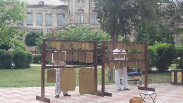 Это волшебно! Музыканты играют на металлических пластинах смотреть онлайн