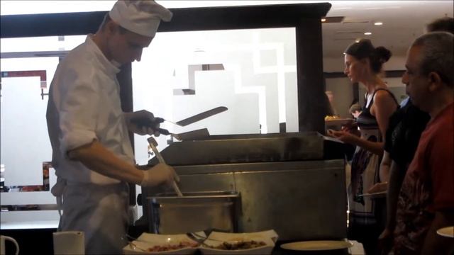 Вот так готовят блины в гостинице Melia Grand Hermitage в Болгарии все All-Inclusive смотреть онлайн