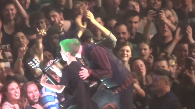 МАЛЬЧИК ИЗ ТОЛПЫ ЗАМЕНИЛ ГИТАРИСТА ► Green Day Live смотреть онлайн