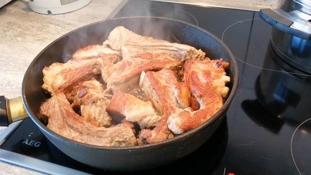 Жарятся ребра на сковороде. смотреть онлайн