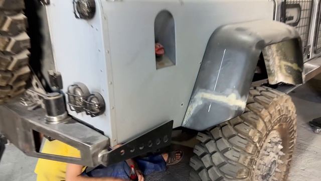 Land Rover Defender Строим настоящий БАНДЕРА-МОБИЛЬ. смотреть онлайн