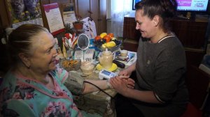 Соцработники ухаживают за пожилыми людьми