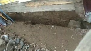 Меняем гнилой венец сруба, заливаем под домом новый фундамент.