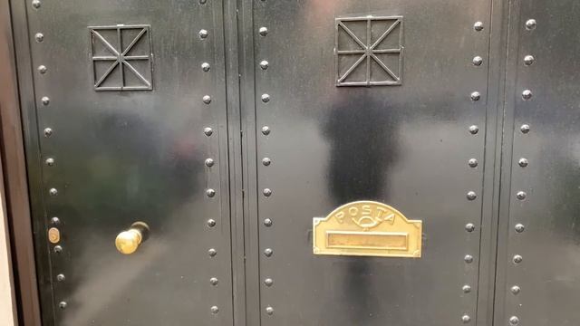Дверные ручки подъездов в Италии. смотреть онлайн