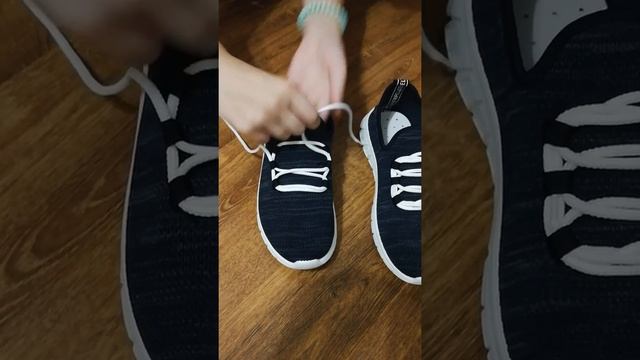 КАК ЗАВЯЗАТЬ ШНУРКИ НА КРОССОВКИ НА ТРЕХ ПЕТЛЯХ БЕЗ УЗЛОВ смотреть онлайн