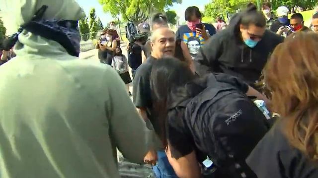 Christopher Columbus statue pulled down at Minnesota State Capitol смотреть онлайн