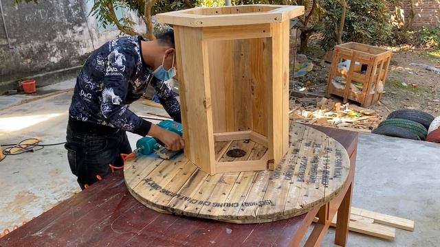 Clever DIY Recycled Furniture Ideas For Outdoor Living // Cool Wooden Cable Reel Recycling Ideas