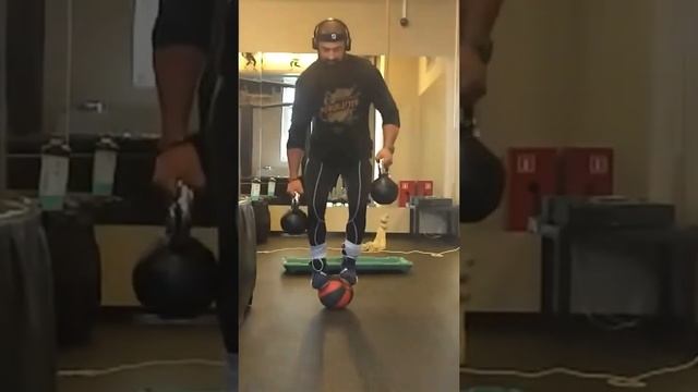 Взятие гирь стоя на мяче . смотреть онлайн