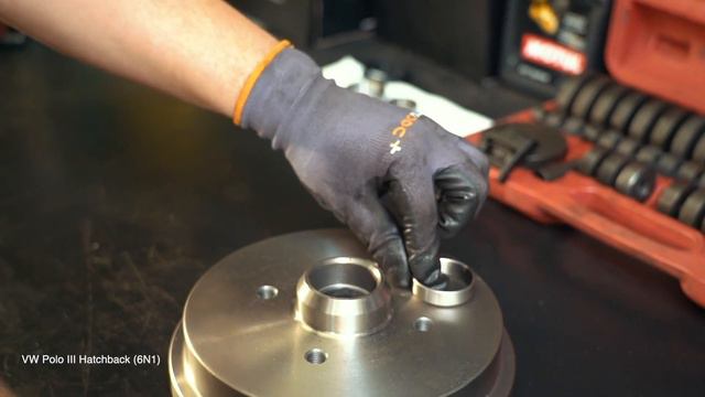 How to change rear wheel bearing on VW POLO 6n1 [TUTORIAL AUTODOC] смотреть онлайн