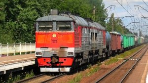 2ТЭ116-1384 с грузовым поездом и приветливой бригадой следует через о.п. Лесное