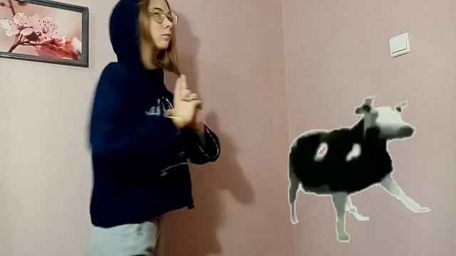 Корова танцует под польскую музыку У МЕНЯ дома со мной смотреть онлайн