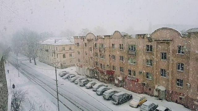 Снег хлопьями идёт. Красивый снегопад. 05.03.2033. смотреть онлайн
