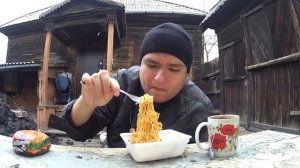 Обед бутерброды и лапша доширак