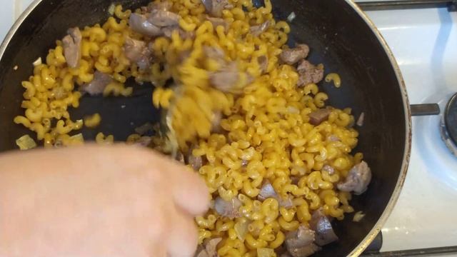 Макарони по флотськи з печінкою в сковорідці смотреть онлайн