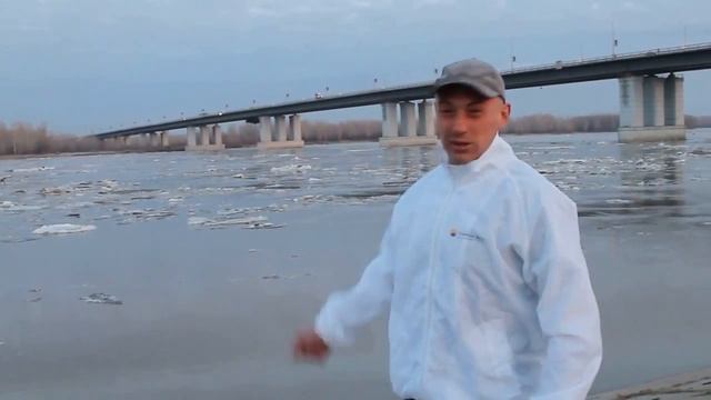 Виталий Панасюк после переплыва р.Обь в г.Барнаул во время ледохода смотреть онлайн