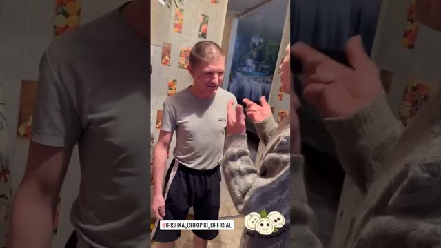 БЕЗУМНЫЙ ПАША ПОДСЛУШИВАЕТ КАК ОЛЕГ МОНГОЛ НАПРАШИВАЕТСЯ К ИРИШКЕ ЧИКИ ПИКИ НА ПЕЛЬМЕНИ. смотреть онлайн